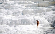 Enjoyable footwalk in limestone in Travertines of Pamukkale