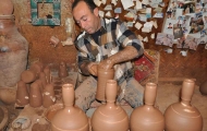 Pottery master shows the fineness of making pottery